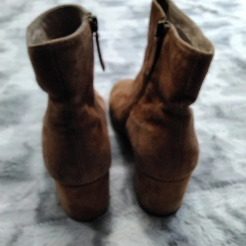 Halogen Women's Rust Suede Ankle Boot  Size 7